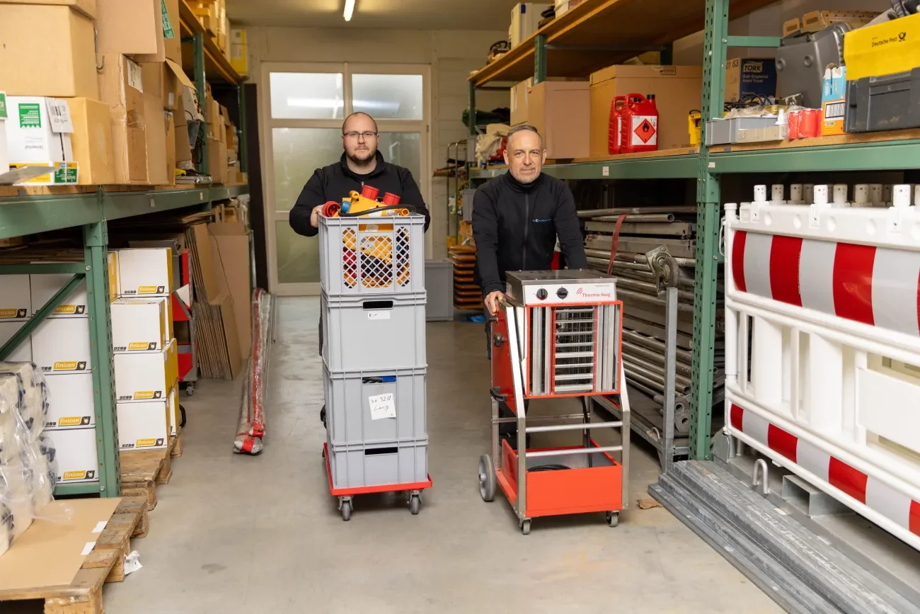 Der Puschmann Mitarbeiter mit Thermo Bug gegen Bettwanzen