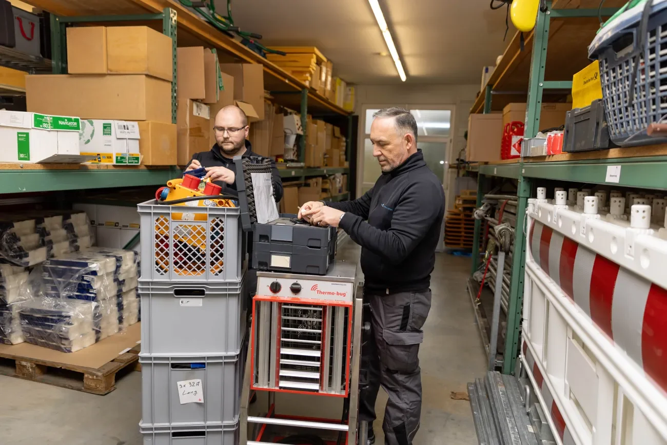Schädlingsbekämpfer beim Prüfen der Arbeitsgeräte