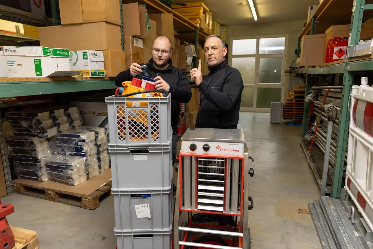 Schädlingsbekämpfer überprüfen ihre Arbeitsmittel