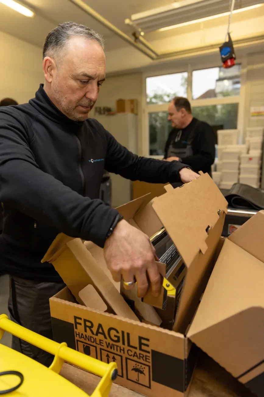 Schädlingsbekämpfer packt Arbeitsgerät aus