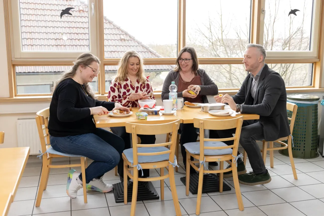 Mitarbeitende von Der Puschmann tauschen sich beim Teamfrühstück aus