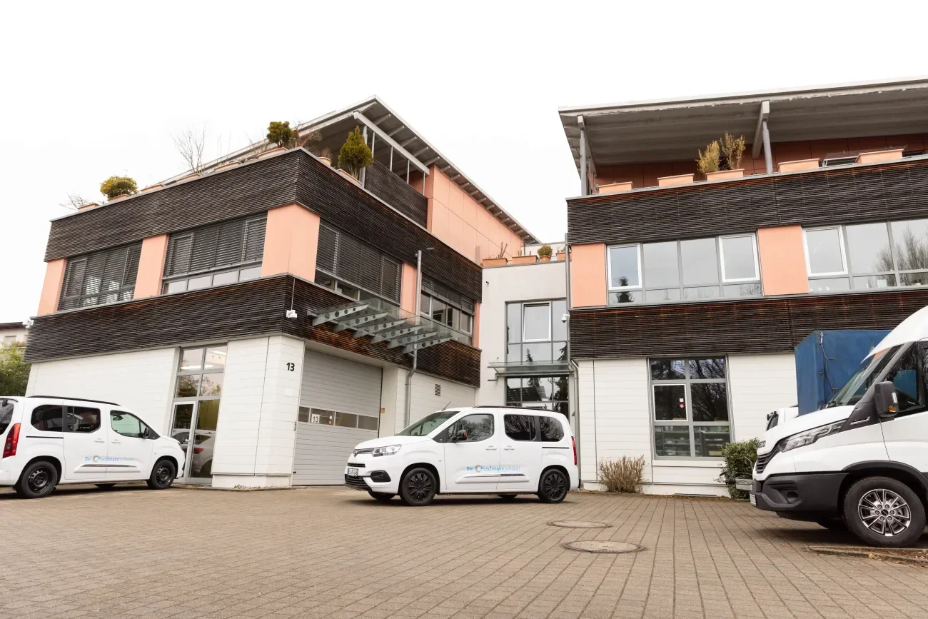 Firmenhof von Der Puschmann mit Firmenwagen