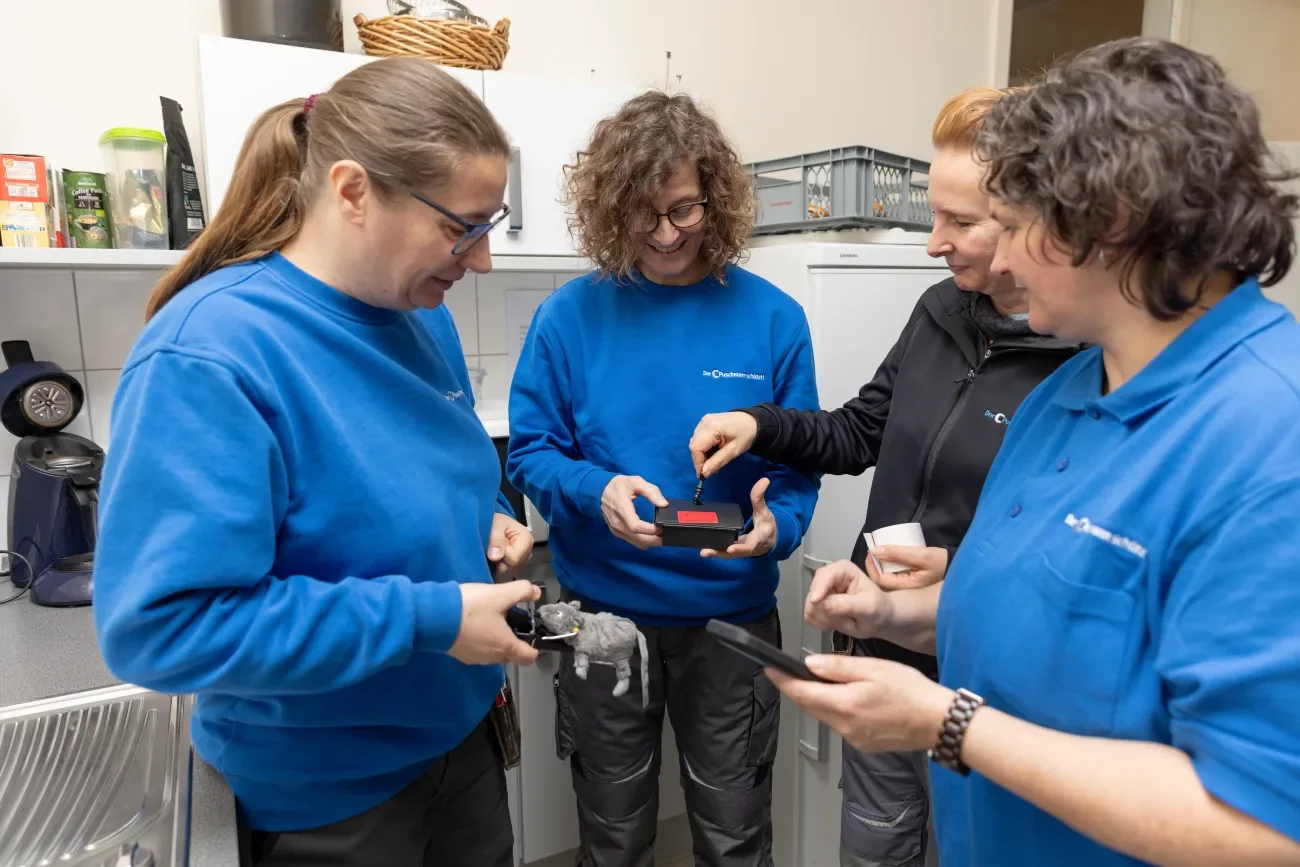 Schädlingsbekämpferin demonstriert Rattenfalle