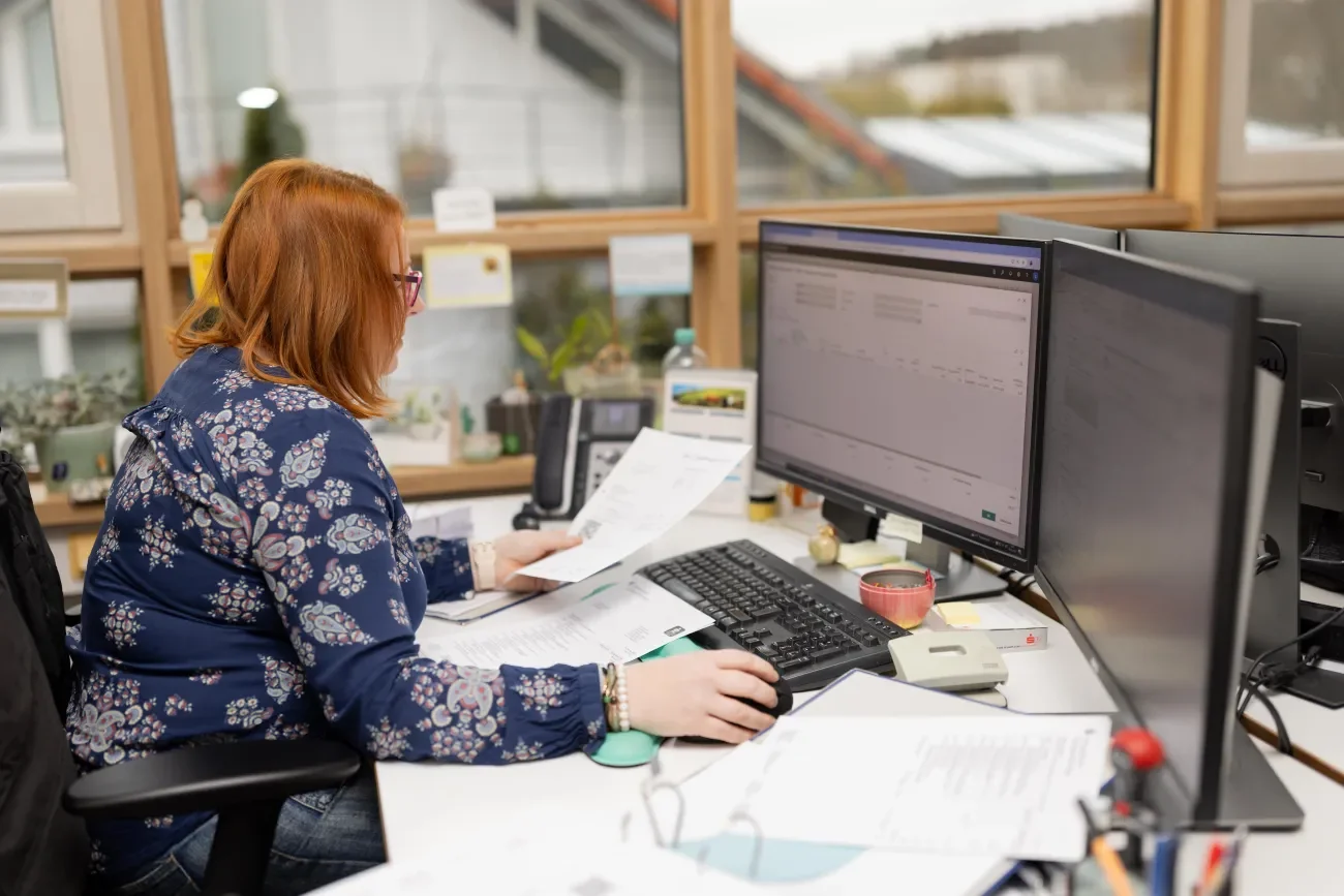 Mitarbeiterin von Der Puschmann bei der Sachbearbeitung im Büro