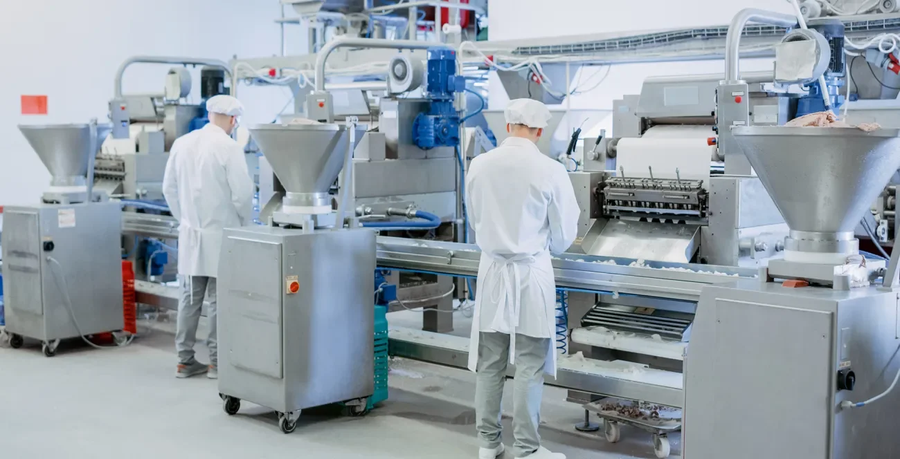 Mitarbeiter im Lebensmittelbetrieb am Fließband