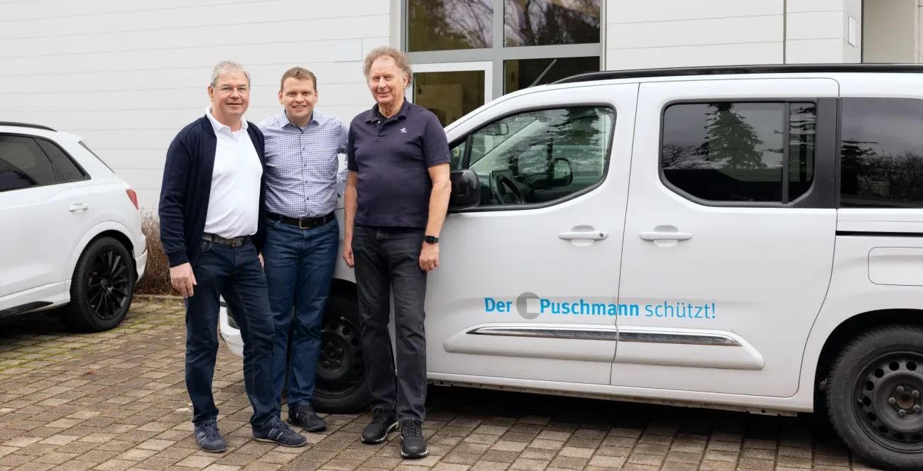  Geschäftsführer von Der Puschmann vor Firmenwagen