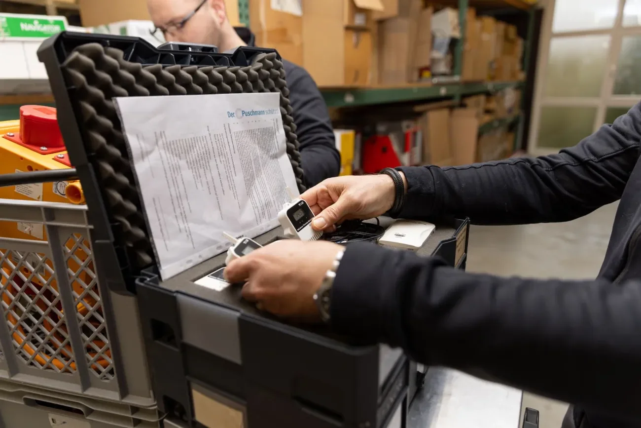 Schädlingsbekämpfer überprüft digitale Arbeitsgeräte im Lager