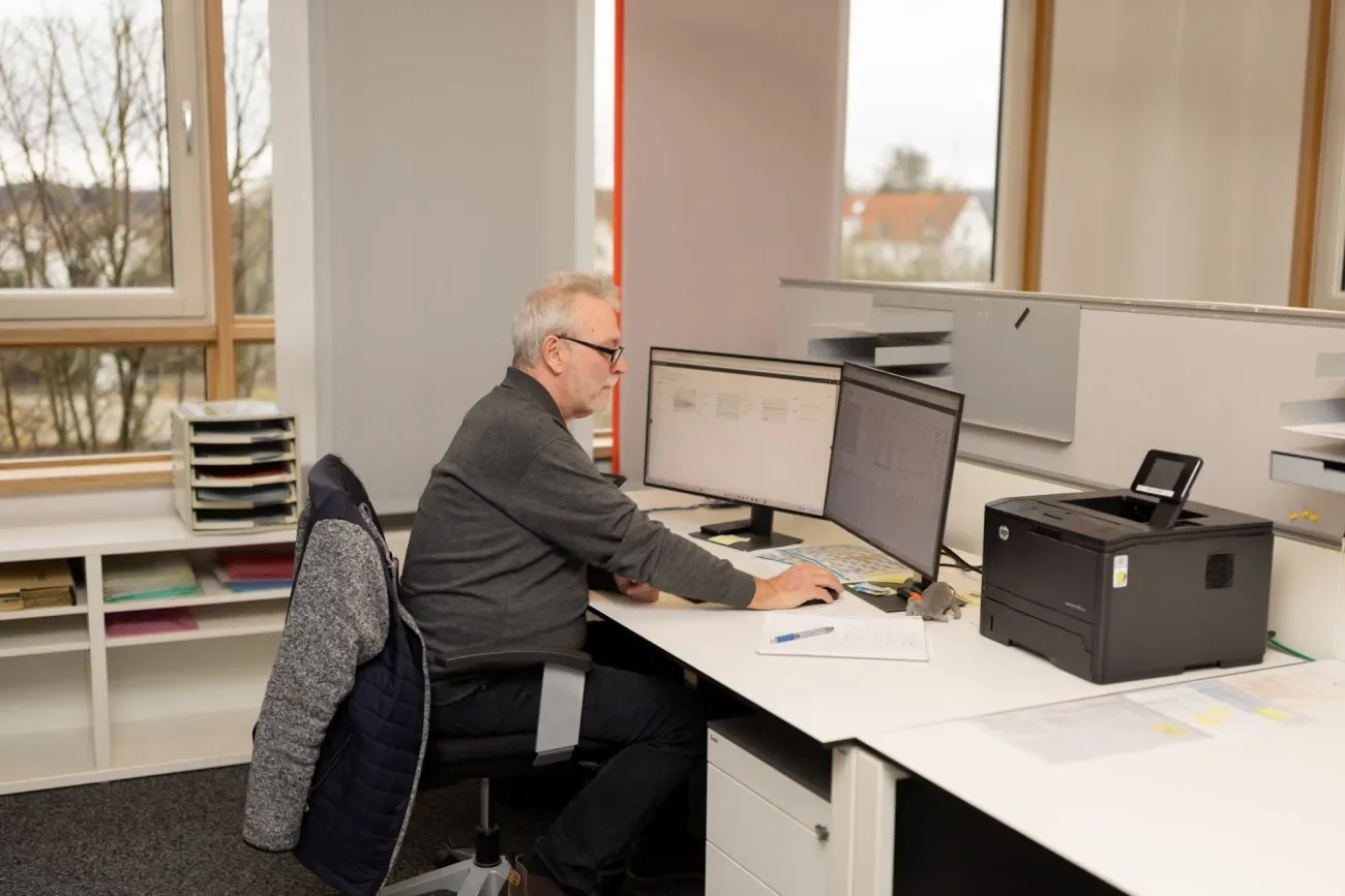 Schädlingsbekämpfer arbeitet mit digitalen Systemen im Büro am Computer