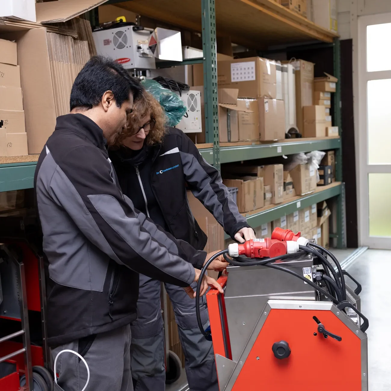 Zwei Schädlingsbekämpfer schauen sich ein neues Arbeitsgerät an