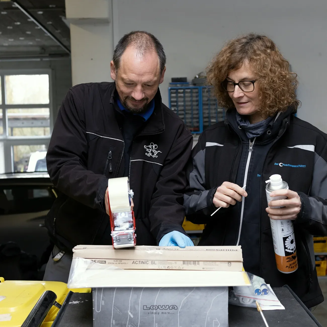 Schädlingsbekämpfer im Einsatz in Teamarbeit