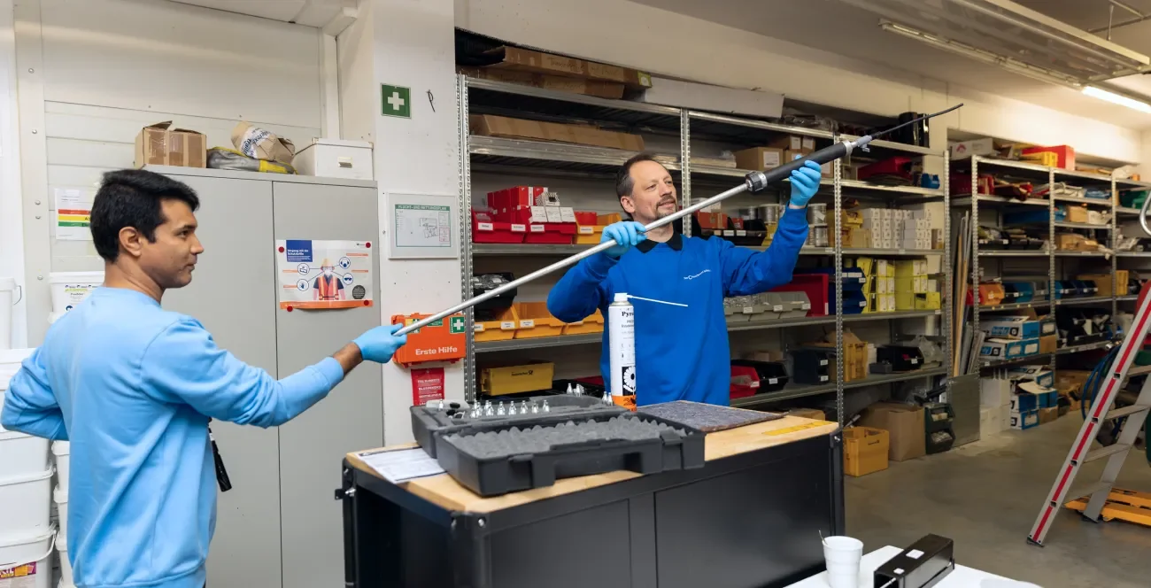 Schädlingsbekämpfer bauen gemeinsam ein Werkzeug zusammen