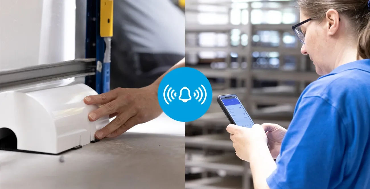 Schädlingsbekämpferin positioniert digitale Nagerfalle und checkt sie am Handy