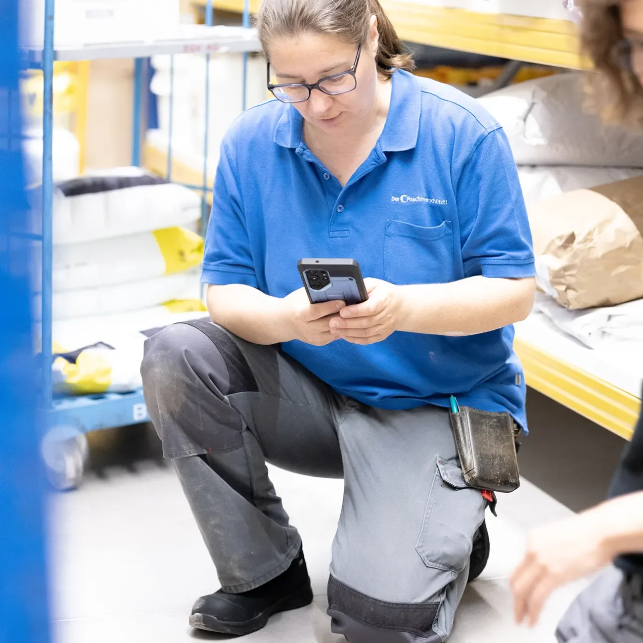 Schädlingsbekämpferin stellt digitale Nagerfalle auf und startet das Monitoring per Handy