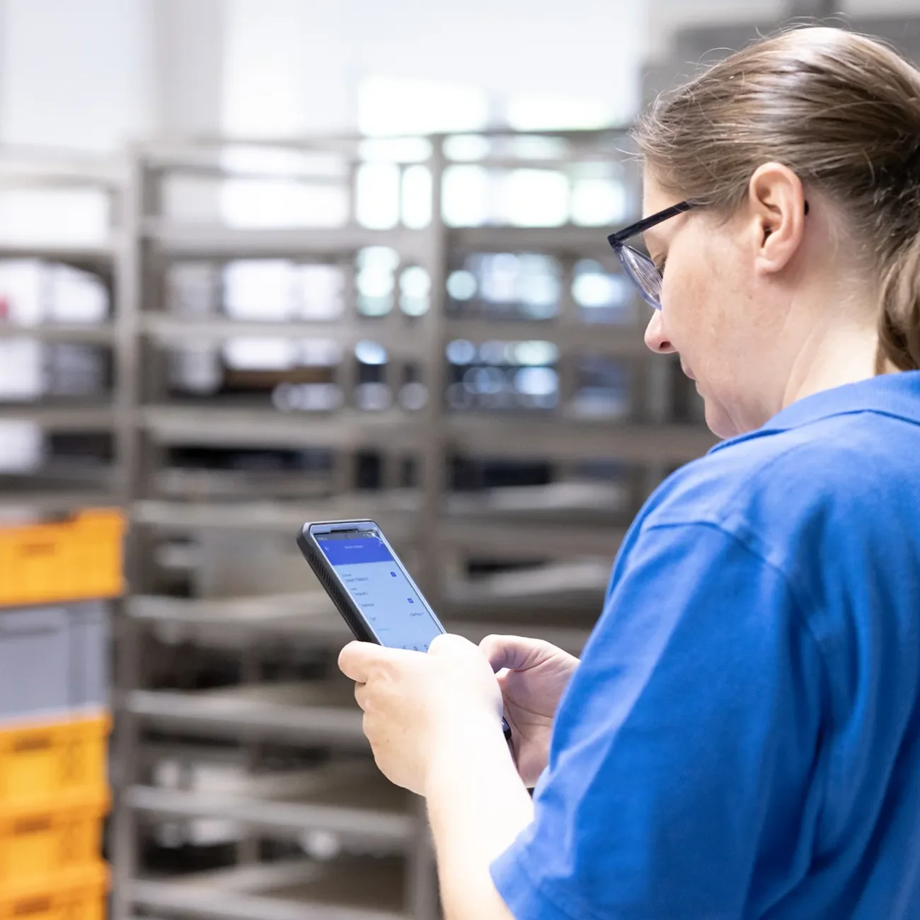 Schädlingsbekämpferin protokolliert einen Einsatz digital am Arbeitshandy