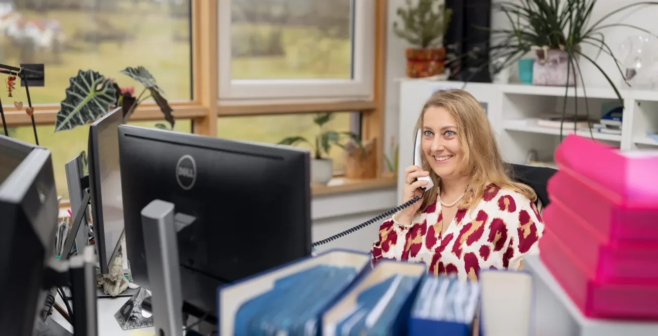 Mitarbeiterin von Der Puschmann im Büro am Telefon