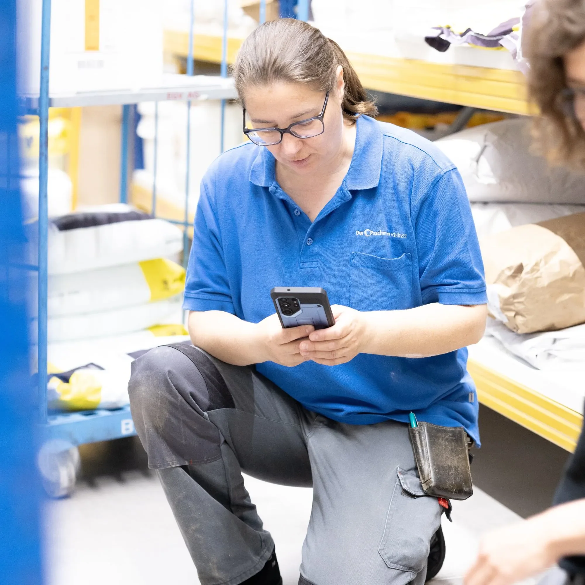 Schädlingsbekämpferin im Einsatz dokumentiert alles am Smartphone