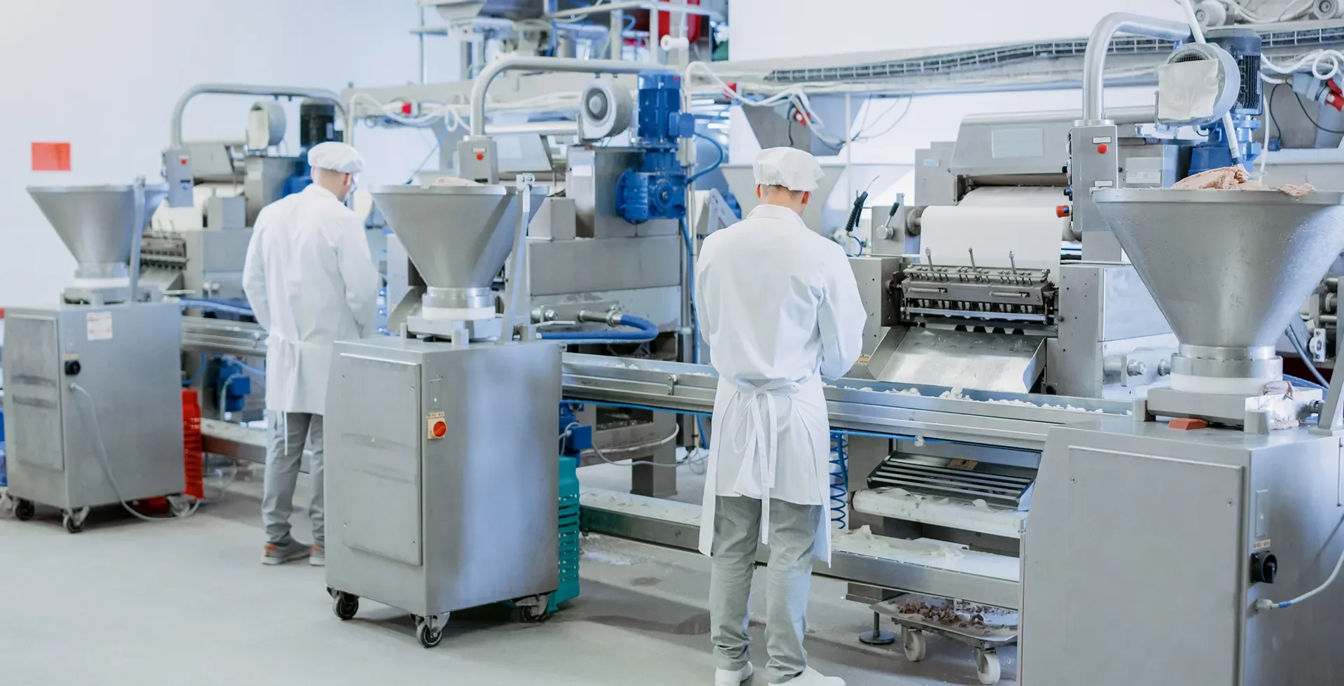 Mitarbeiter im Lebensmittelbetrieb am Fließband