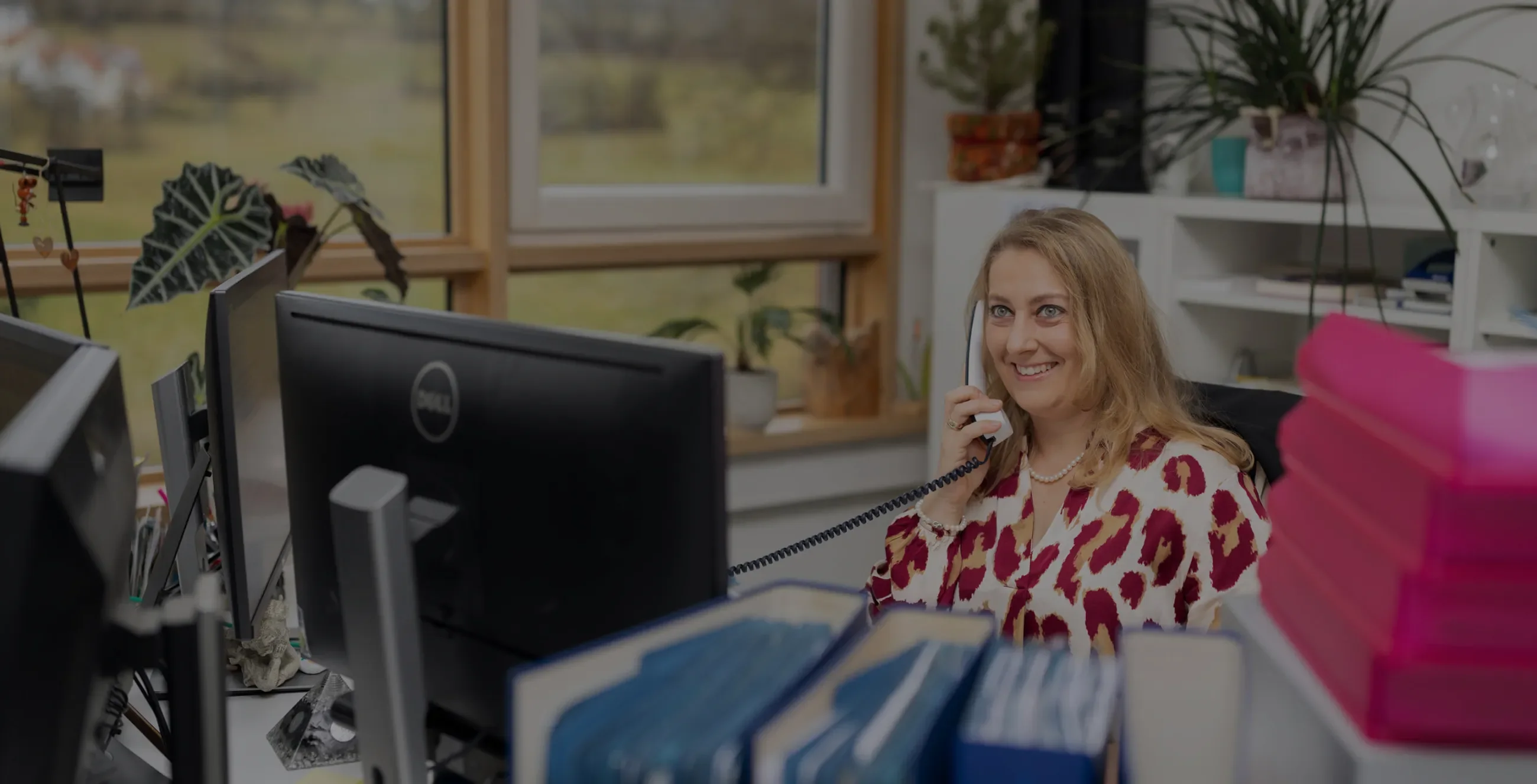 Mitarbeiterin von Der Puschmann im Büro am Telefon