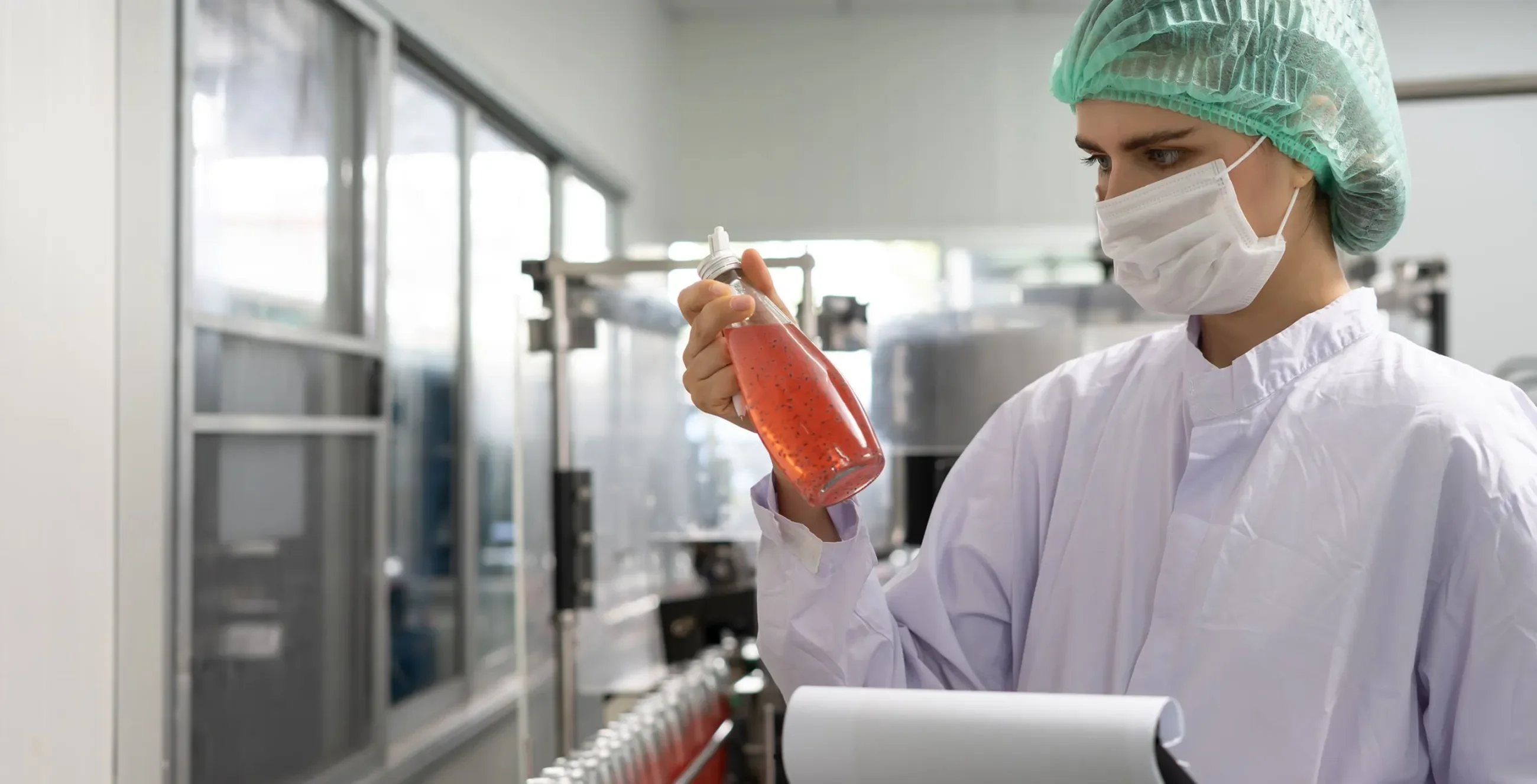 Lebensmittelkontrolle von Saftflaschen im Produktionsbereich